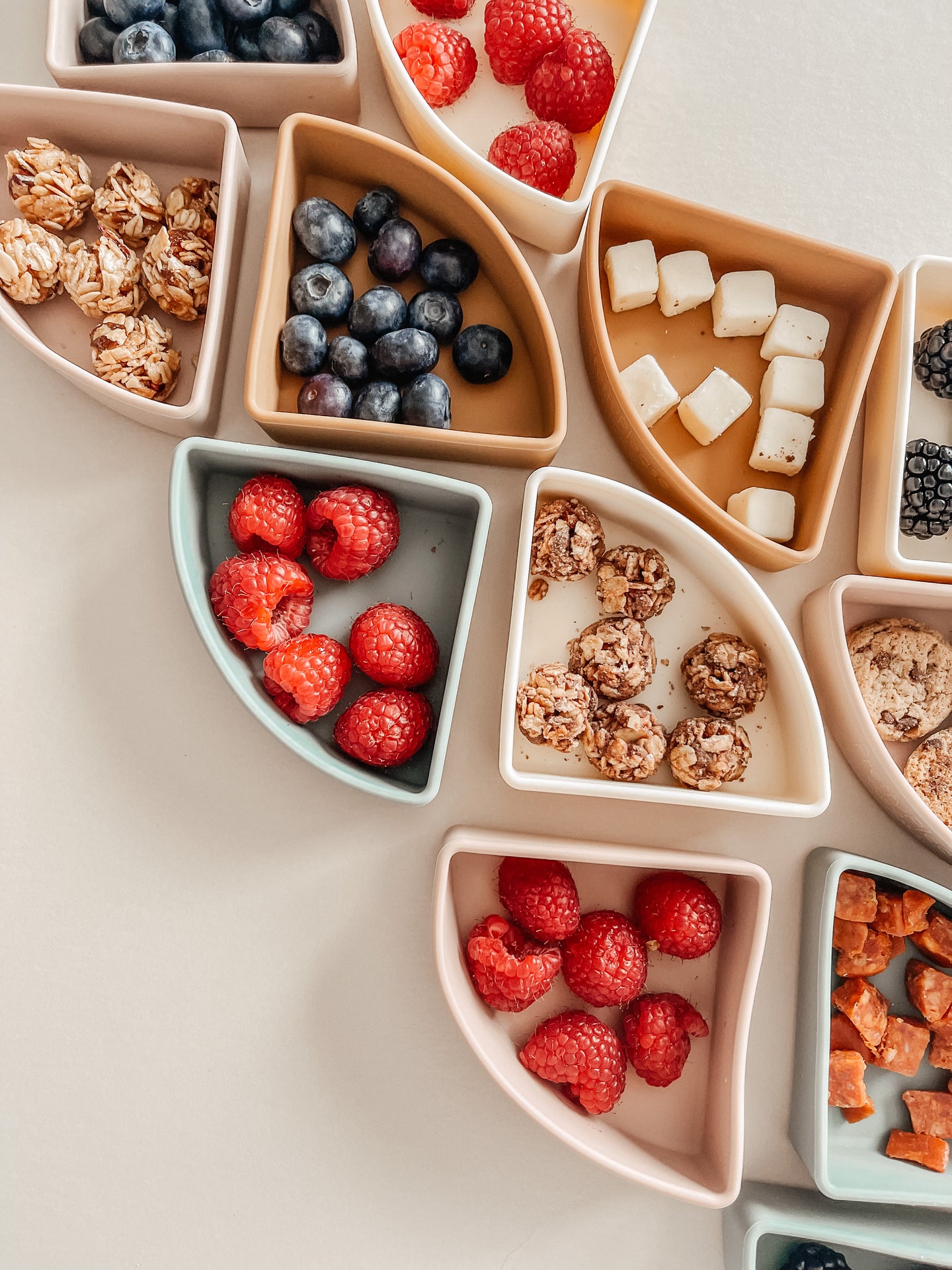 Our PPT silicone Divider Plate is the perfect multi-functional plate for meal time. Adding your little one's favorite snack/meal into four trays encourages the development of independent eating skills: ideal for the transition from spoon to self-feeding.